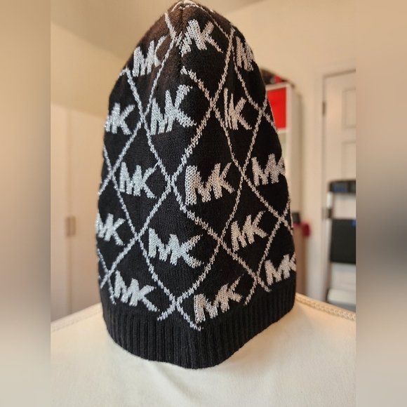 EUC Michael Kors Black and white winter beanie - Picture 2 of 4